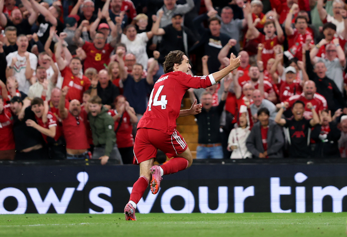 LIVERPOOL, İNGİLTERE - 15 AĞUSTOS: Liverpool'lu Federico Chiesa, 15 Ağustos 2025'te İngiltere'nin Liverpool kentindeki Anfield'da Liverpool ile Bournemouth arasında oynanan Premier Lig maçında takımının üçüncü golünü atmasının sevincini yaşıyor. (Fotoğraf: Michael Steele/Getty Images)