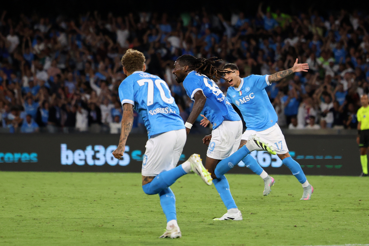 Frank Anguissa do SSC Napoli celebra após marcar um gol.