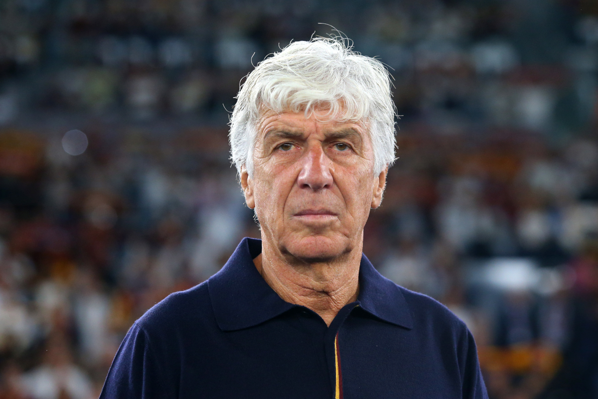 Gian Piero Gasperini, treinador principal da AS Roma, observa antes do jogo da Serie A.