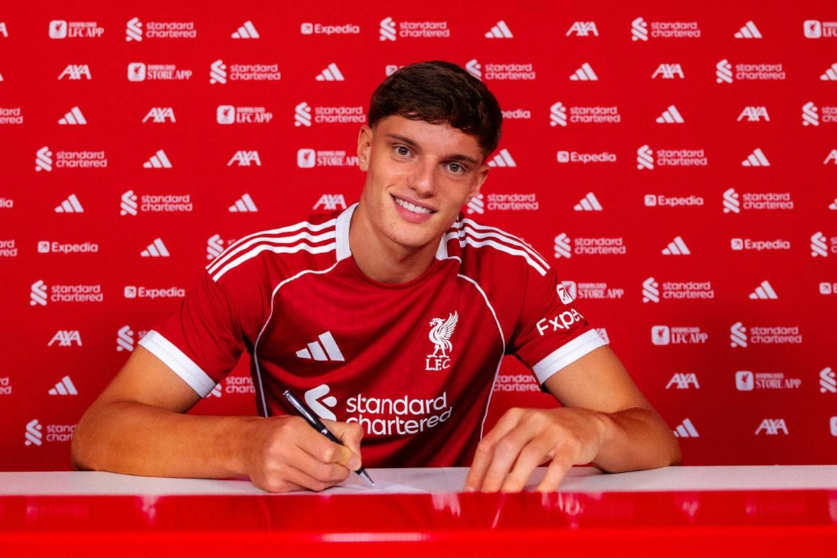 Jovem italiano Giovanni Leoni assina contrato com o Liverpool
