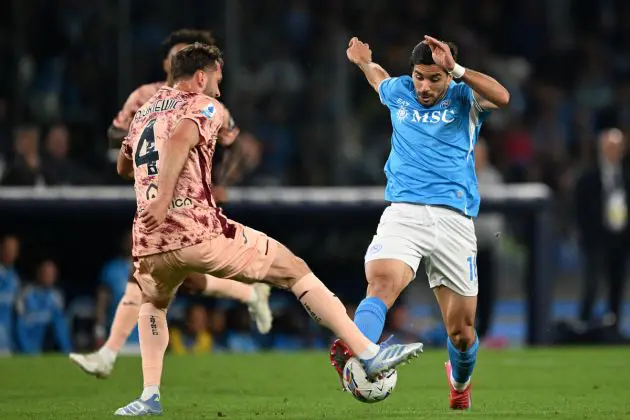 NAPLES, ITALY - APRIL 27: Giovanni Simeone of Napoli battles for possession with Sebastian Walukiewicz of Torino during the Serie A match between Napoli and Torino at Stadio Diego Armando Maradona on April 27, 2025 in Naples, Italy. (Photo by Francesco Pecoraro/Getty Images)