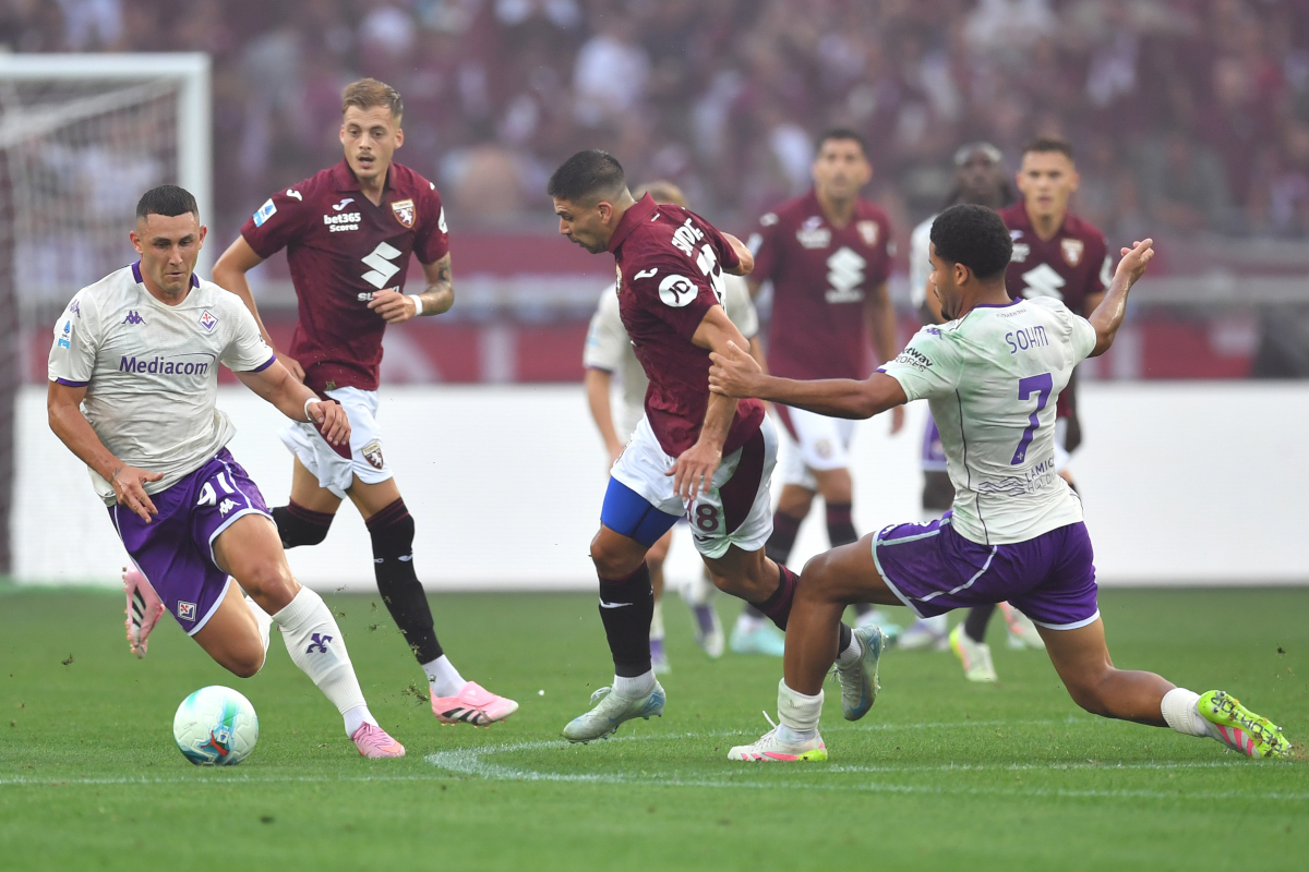 TURIN, ITALY - AUGUST 31: Giovanni Simeone of Torino is being fouled by Simon Sohm of Fiorentina during the Serie A match between Torino FC and ACF Fiorentina at Stadio Olimpico di Torino on August 31, 2025 in Turin, Italy. (Photo by Valerio Pennicino/Getty Images)