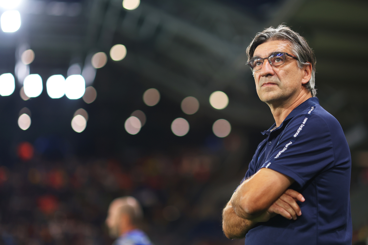 Ivan Juric, técnico da Atalanta, observa o jogo.