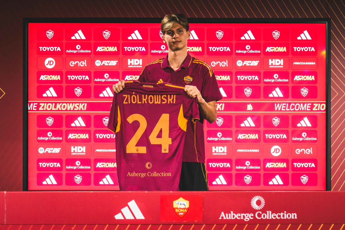Jan Ziolkowski poses with his Roma shirt (asroma.com)