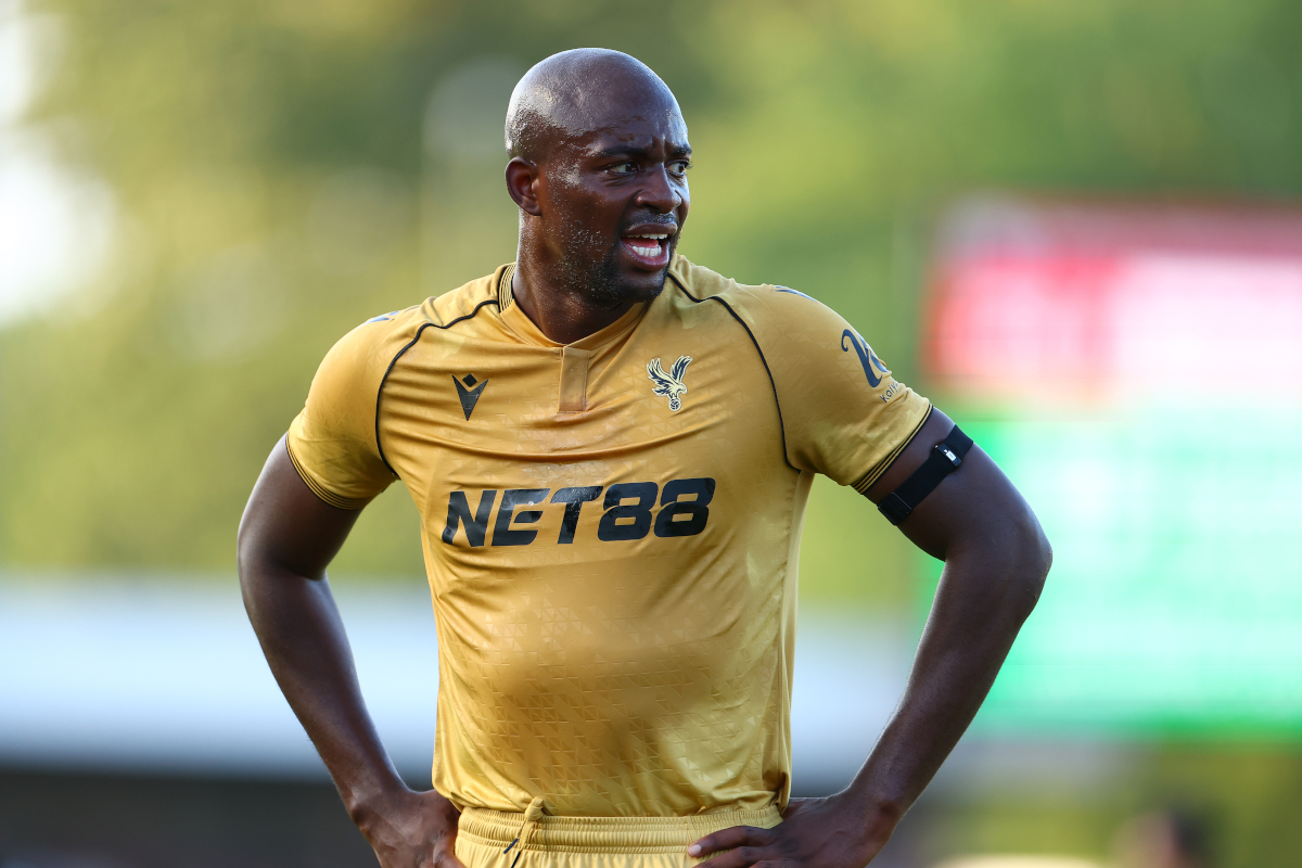 CRAWLEY, ENGELAND - 25 JULI: Jean-Phillipe Mateta van Crystal Palace kijkt toe tijdens de oefenwedstrijd ter voorbereiding op het seizoen tussen Crawley Town en Crystal Palace in het Broadfield Stadium op 25 juli 2025 in Crawley, Engeland. (Foto door Bryn Lennon/Getty Images)