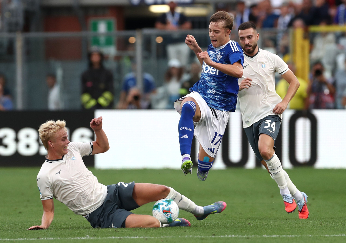 COMO, ITALY – AUGUST 24: Jesus Rodriguez of Como 1907 competes for the ball with Olivier Provstgaard of SS Lazio during the Serie A match between Como 1907 and SS Lazio at Giuseppe Sinigaglia Stadium on August 24, 2025 in Como, Italy.