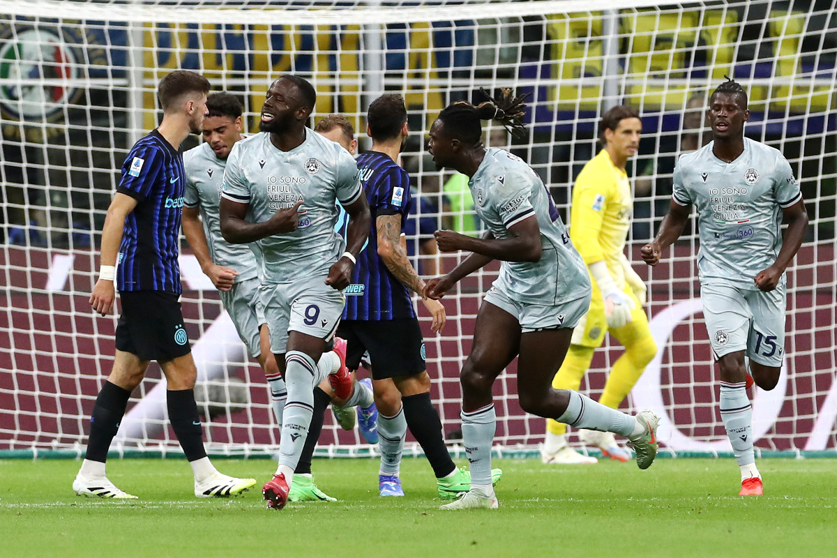 Keinan Davis da Udinese celebra um gol.