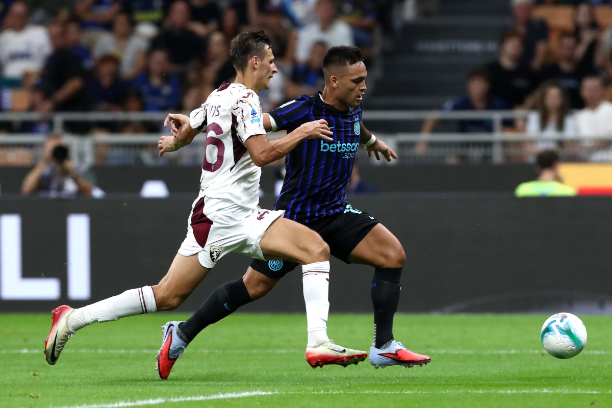 MILAN, ITALY - AUGUST 25: Lautaro Martinez of Internazionale runs with the ball whilst under pressure from Gvidas Gineitis of Torino during the Serie A match between FC Internazionale and Torino FC at Giuseppe Meazza Stadium on August 25, 2025 in Milan, Italy. (Photo by Marco Luzzani/Getty Images)