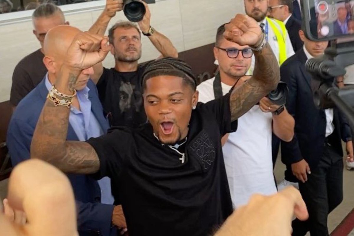 Leon Bailey sendo recebido pelos adeptos da Roma.