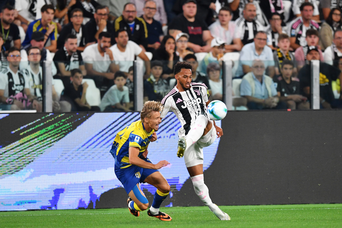 Lloyd Kelly da Juventus em disputa de bola com Pontus Almqvist do Parma