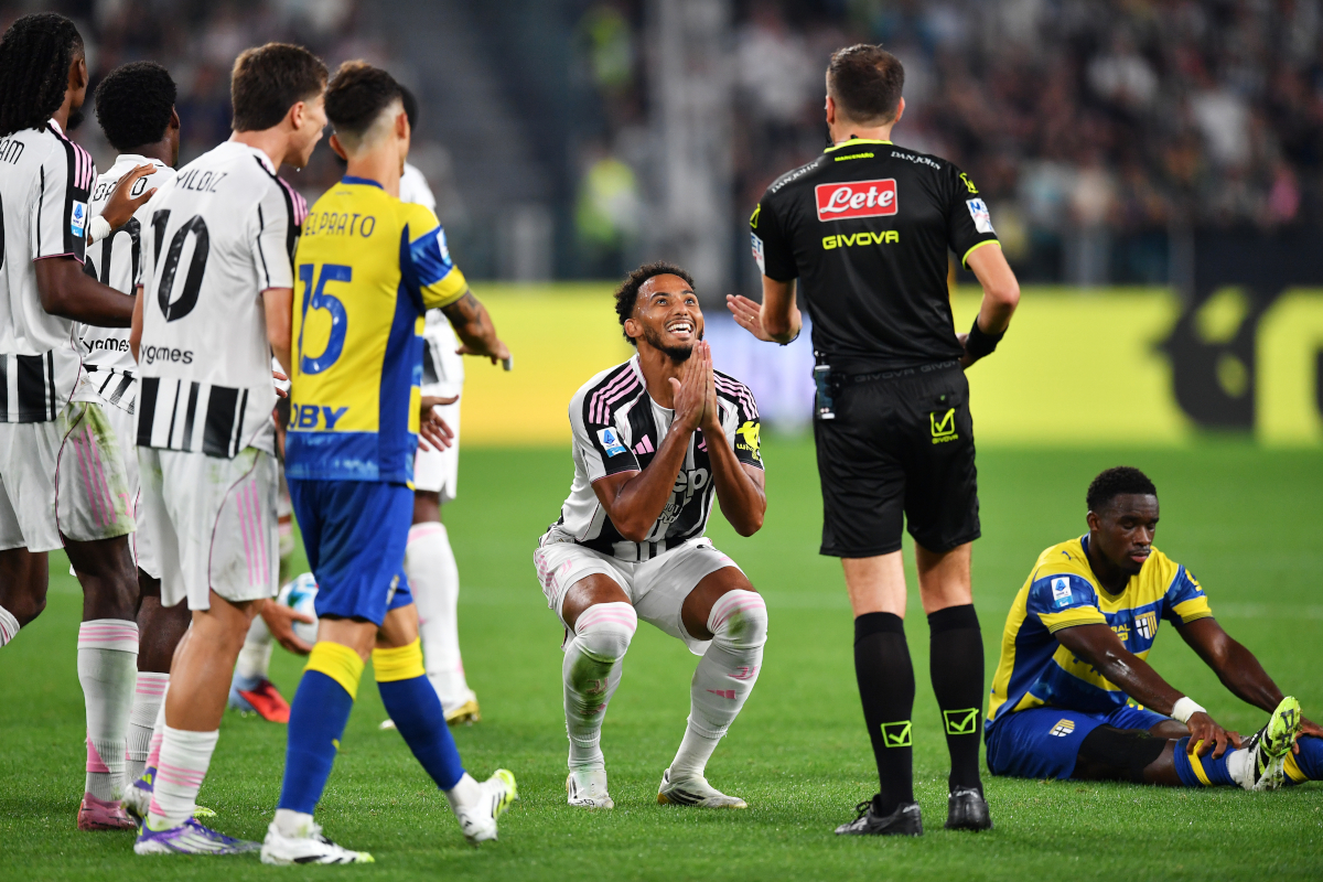 TURIN, ITALY - AUGUST 24: Lloyd Kelly of Juventus speaks to Referee Matteo Marcenaro during the Serie A match between Juventus FC and Parma Calcio 1913 at on August 24, 2025 in Turin, Italy. (Photo by Valerio Pennicino/Getty Images)