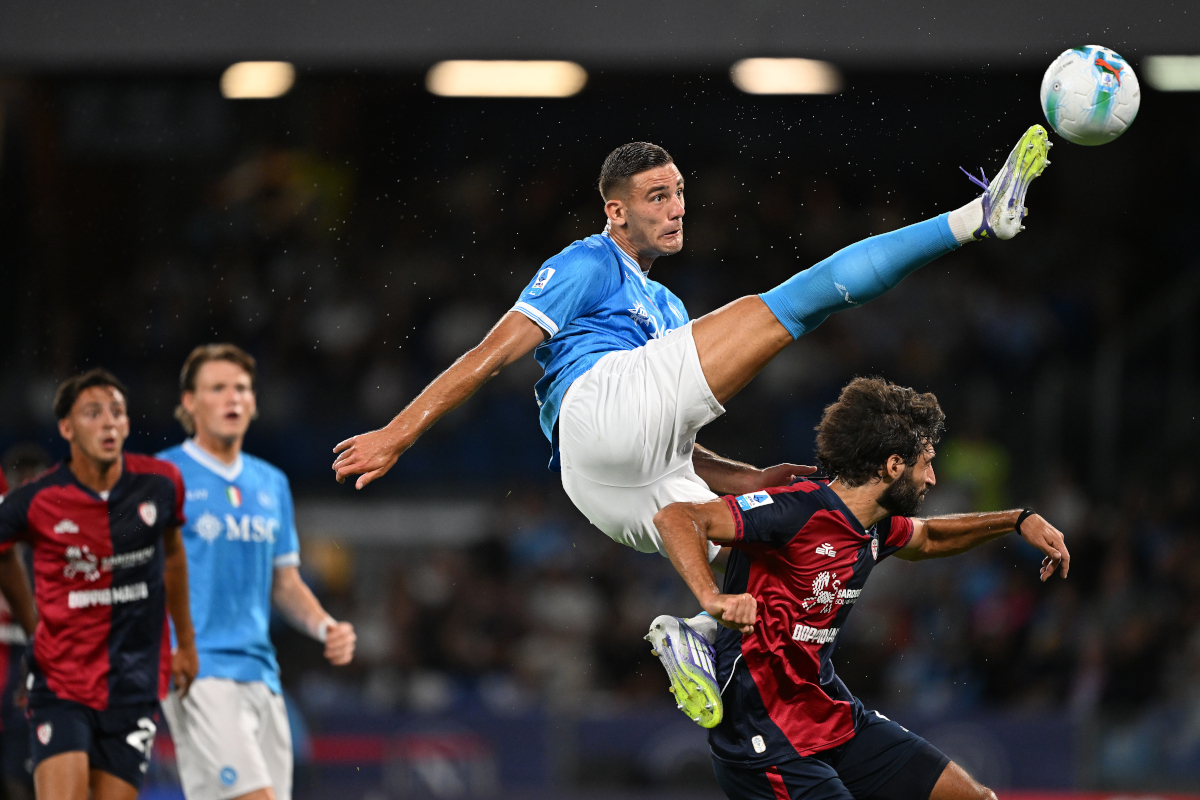Lorenzo Lucca do SSC Napoli durante a partida.