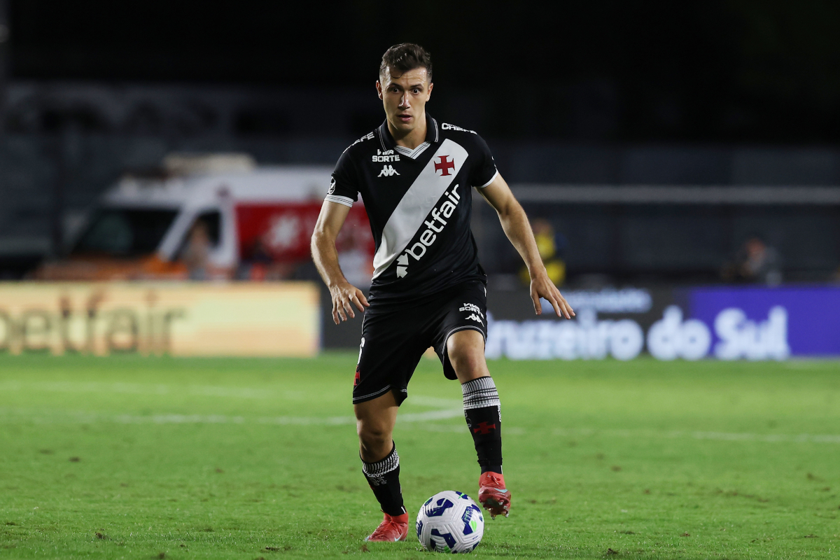 RIO DE JANEIRO, BRAZIL - JULY 19: Lucas Piton of Vasco da Gama controls the ball during the match between Vasco da Gama and Gremio as part of Brasileirao 2025 at Sao Januario Stadium on July 19, 2025 in Rio de Janeiro, Brazil. (Photo by Wagner Meier/Getty Images)