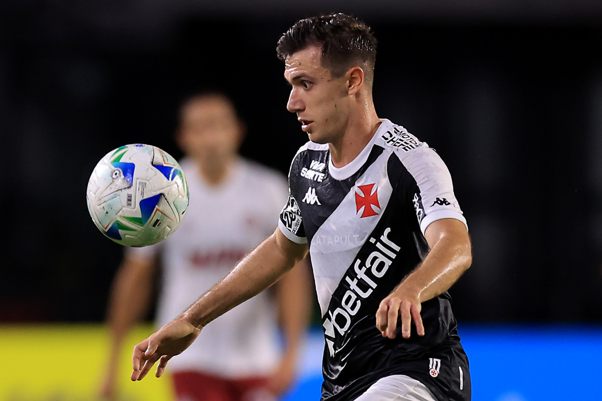 RIO DE JANEIRO, BRAZIL - APRIL 22: Lucas Piton of Vasco da Gama controls the ball during the match between Vasco Da Gama and Lanus as part of Copa CONMEBOL Sudamericana at Sao Januario Stadium on April 22, 2025 in Rio de Janeiro, Brazil. (Photo by Buda Mendes/Getty Images)