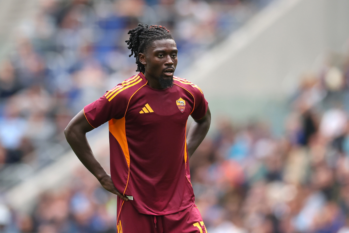 Manu Koné en el estadio, con la camiseta de la Roma