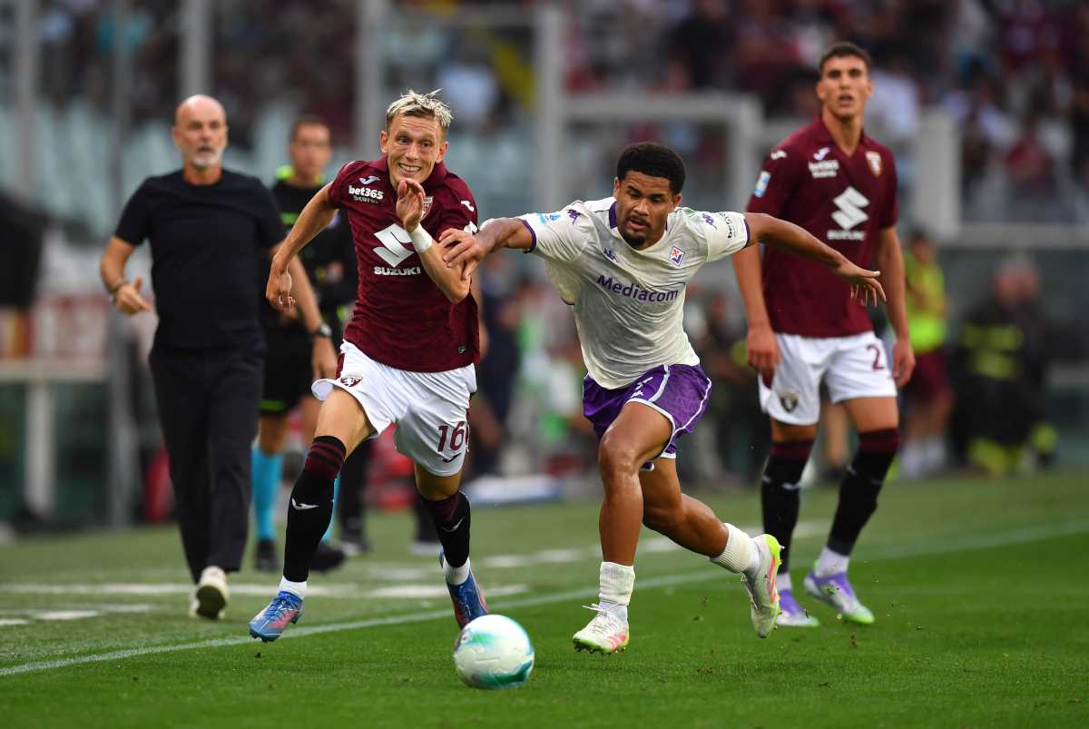 TURIN, ITALY - AUGUST 31: Marcus Holmgren Pedersen of Torino competes for the ball with Simon Sohm of Fiorentina during the Serie A match between Torino FC and ACF Fiorentina at Stadio Olimpico di Torino on August 31, 2025 in Turin, Italy. (Photo by Valerio Pennicino/Getty Images)