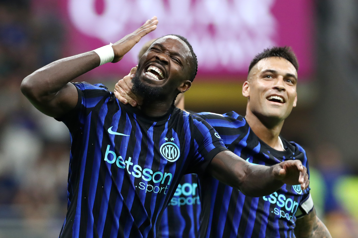 Lautaro Martinez e Marcus Thuram da Internazionale celebrando um gol contra o Torino.