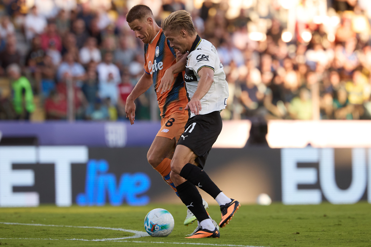 PARMA, ITALY - AUGUST 30: Mario Pasalic of Atalanta competes for the ball with Pontus Almqvist of Parma Calcio during the Serie A match between Parma Calcio 1913 and Atalanta BC at Stadio Ennio Tardini on August 30, 2025 in Parma, Italy. (Photo by Emmanuele Ciancaglini/Getty Images)