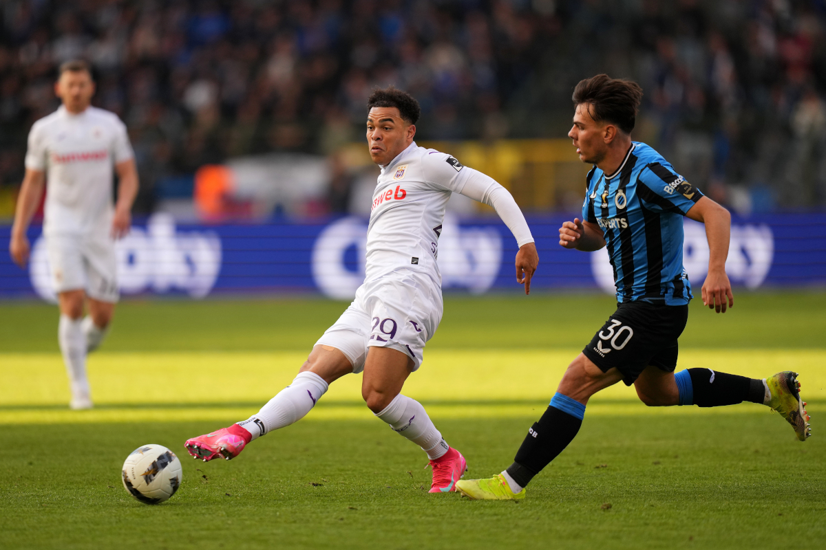 BRUSSELS, BELGIUM - MAY 04: Mario Stroeykens #29 of RSC Anderlecht passes the ball in the second half of the Croky Cup Final between Club Brugge KV and RSC Anderlecht at King Baudouin Stadium on May 04, 2025 in Brussels, Belgium. (Photo by Alex Bierens de Haan/Getty Images)