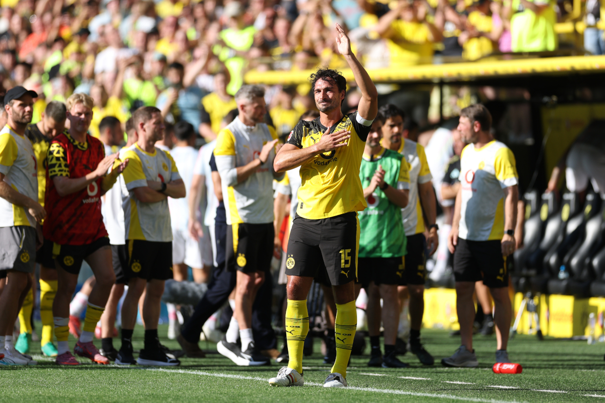 DORTMUND, GERMANY - AUGUST 10: Mats Hummels of Borussia Dortmund says goodbye to the fans during the pre-season friendly match between Borussia Dortmund and Juventus FC at Signal Iduna Park on August 10, 2025 in Dortmund, Germany. (Photo by Lars Baron/Getty Images)