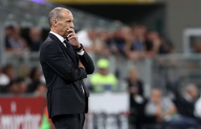 MILAN, ITALIA - 23 AGUSTUS: Pelatih AC Milan Massimiliano Allegri menyaksikan pertandingan Serie A antara AC Milan dan US Cremonese di Stadion Giuseppe Meazza pada 23 Agustus 2025 di Milan, Italia. (Foto oleh Marco Luzzani/Getty Images)