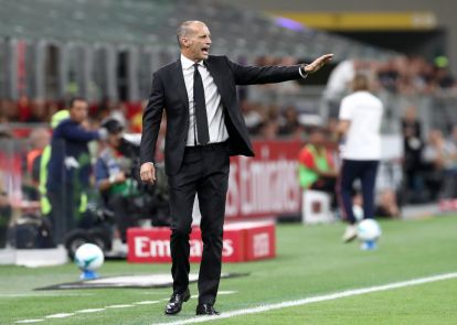 Milan, Italia - 23 Agustus: Massimiliano Allegri, pelatih kepala AC Milan, gerakan selama pertandingan Serie A antara AC Milan dan Cremonese AS di Stadion Giuseppe Meazza pada 23 Agustus 2025 di Milan, Italia. (Foto oleh Marco Luzzani/Getty Images)