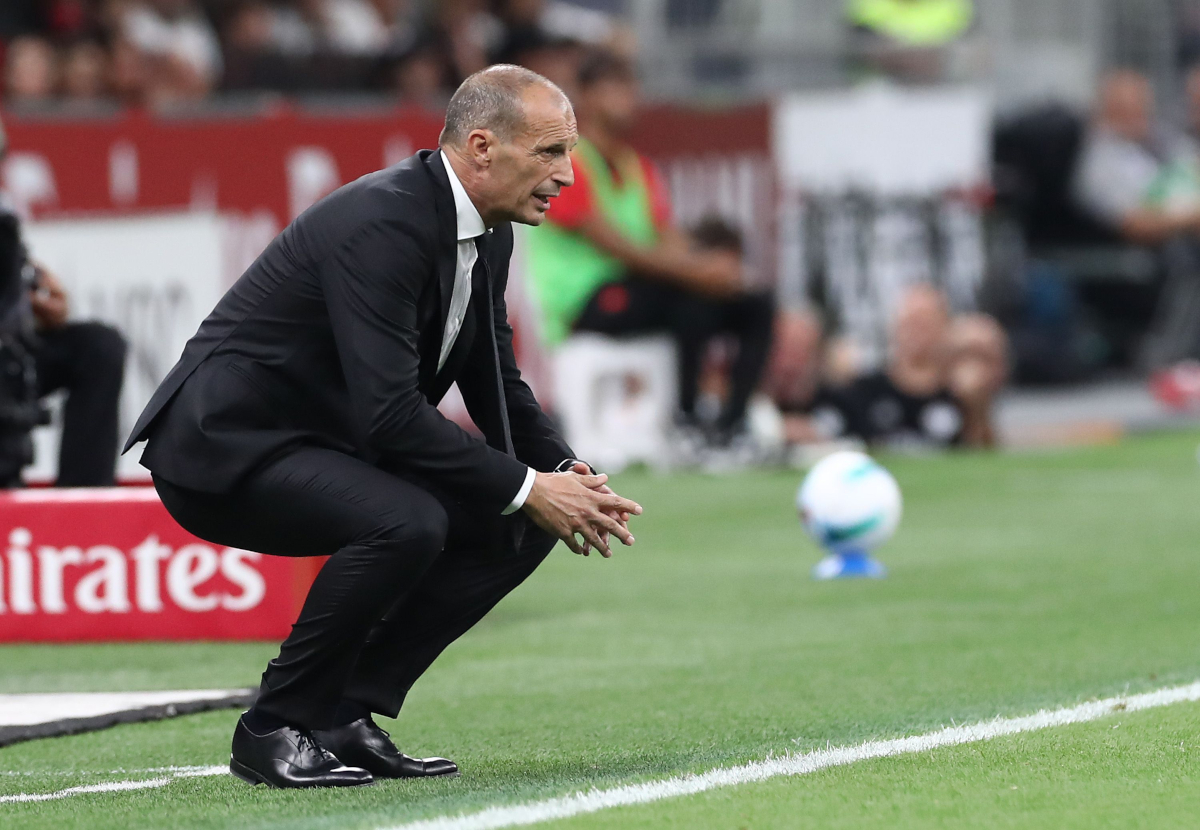 Milan, Taliansko - 23. augusta: Tréner AC Milána Massimiliano Allegri sa pozerá na zápas Serie A medzi AC Milánom a USA Cremonese na štadióne Giuseppe Meazza 23. augusta 2025 v Miláne v Taliansku. (Foto: Marco Luzzani/Getty Images)