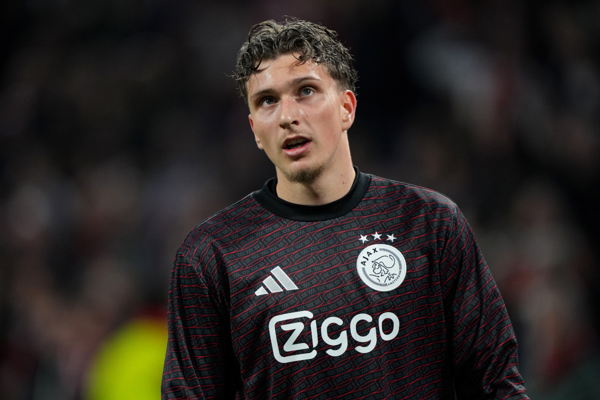 AMSTERDAM, NEDERLAND - 6 MAART: Mika Godts #11 van Ajax kijkt toe tijdens de warming-up voor de heenwedstrijd van de achtste finales van de UEFA Europa League 2024/25 tussen AFC Ajax en Eintracht Frankfurt in de Johan Cruyff Arena op 6 maart 2025 in Amsterdam, Nederland. (Foto door Alex Bierens de Haan/Getty Images)
