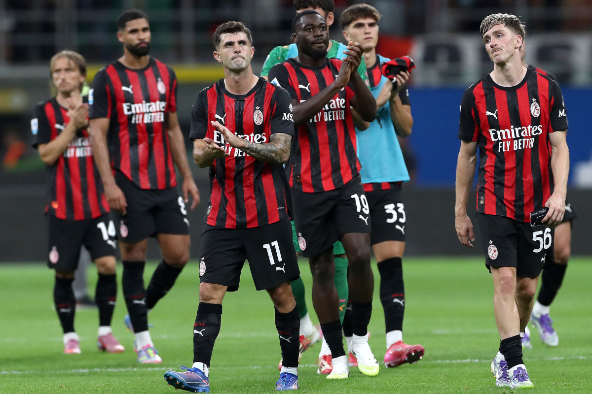 Jogadores do AC Milan aplaudem os adeptos após a derrota