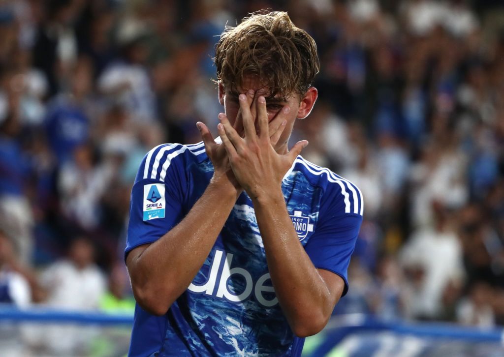 Nico Paz celebrating with Como teammates