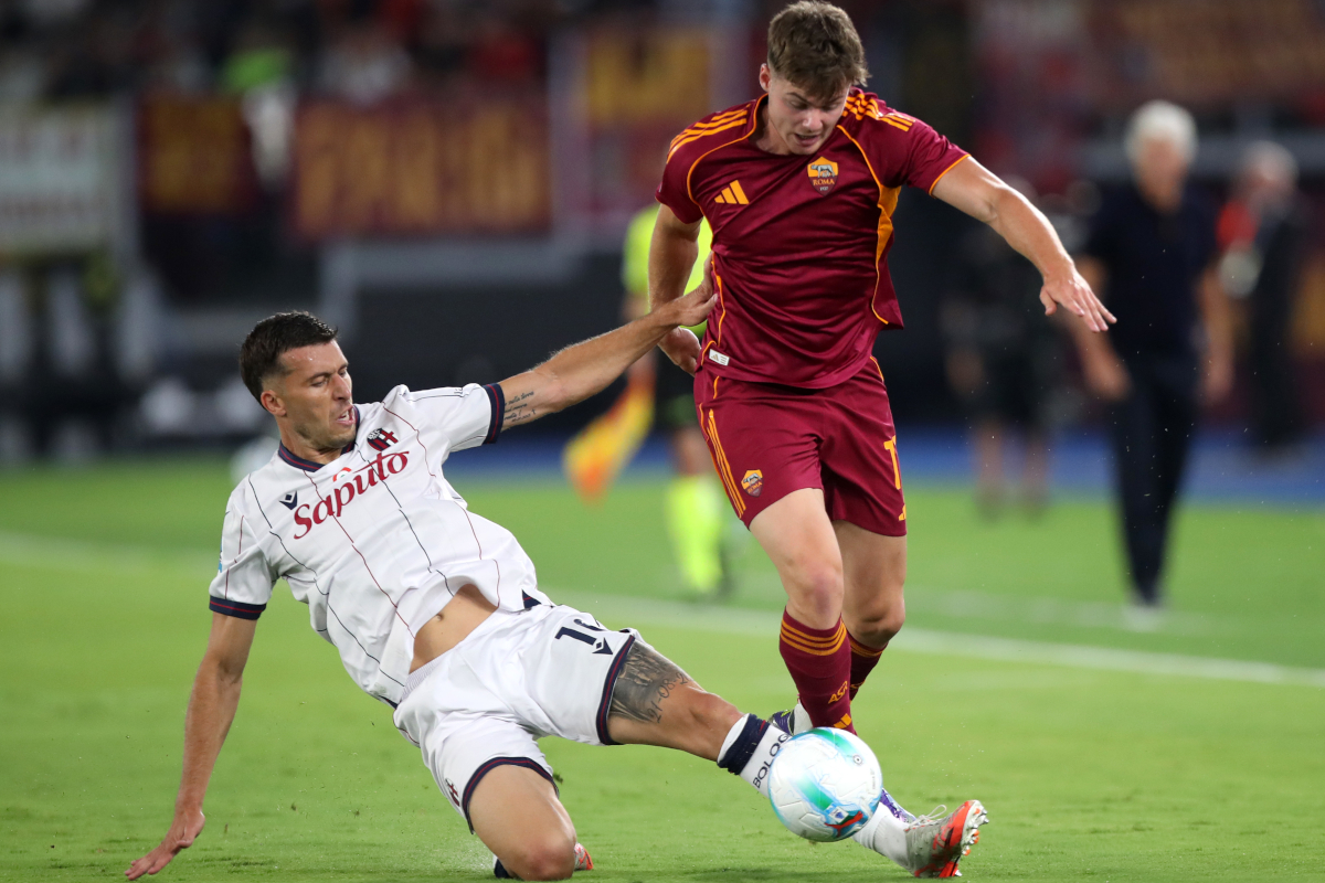 Evan Ferguson de la AS Roma siendo desafiado por Nicolo Casale de Bologna