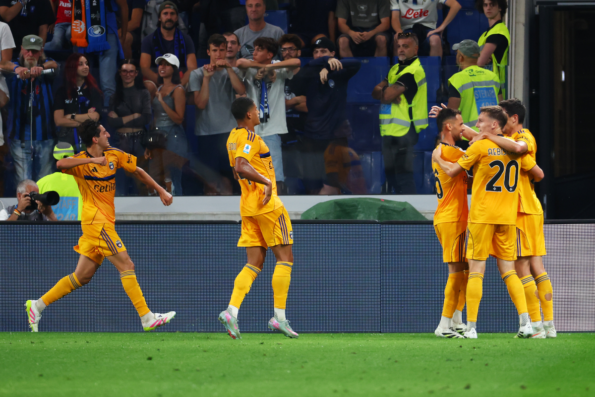 Jogadores do Pisa celebram o primeiro gol da equipe.