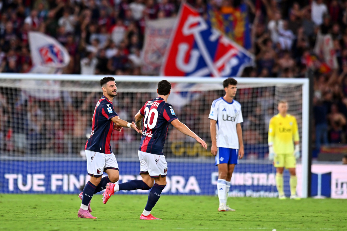 BOTALNA, Italia - 30 de agosto: Riccardo Orsolini de Bolonia celebra con su compañero de equipo Nadir Zortea después de marcar el primer gol de su equipo durante el partido de la Serie A entre Bolonia FC 1909 y COMO 1907 en el estadio Renato Dall'ara el 30 de agosto de 2025 en Bolonia, Italia. (Foto de Alessandro Sabattini/Getty Images)