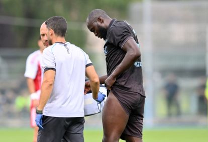CASTEL DI SANGRO, ITALY - AUGUST 14: Romelu Lukaku of Napoli leaves the pitch after suffering an injury during the pre-season friendly match between Napoli and Olympiacos at Stadio Teofilo Patini on August 14, 2025 in Castel di Sangro, Italy. (Photo by Giuseppe Bellini/Getty Images)