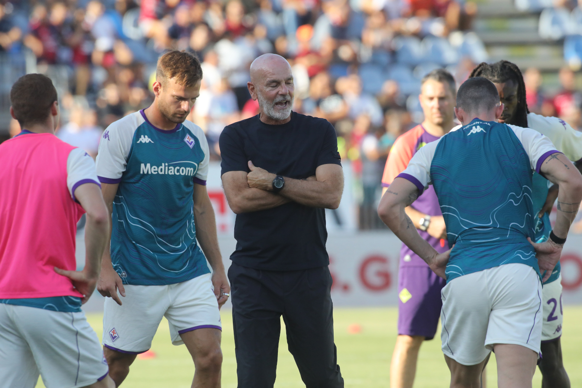 CAGLIARI, ITALY - AUGUST 24: Stefano Pioli coach of Fiorentina reacts before the Serie A match between Cagliari Calcio and ACF Fiorentina at Stadio Sant'Elia on August 24, 2025 in Cagliari, Italy. (Photo by Enrico Locci/Getty Images)