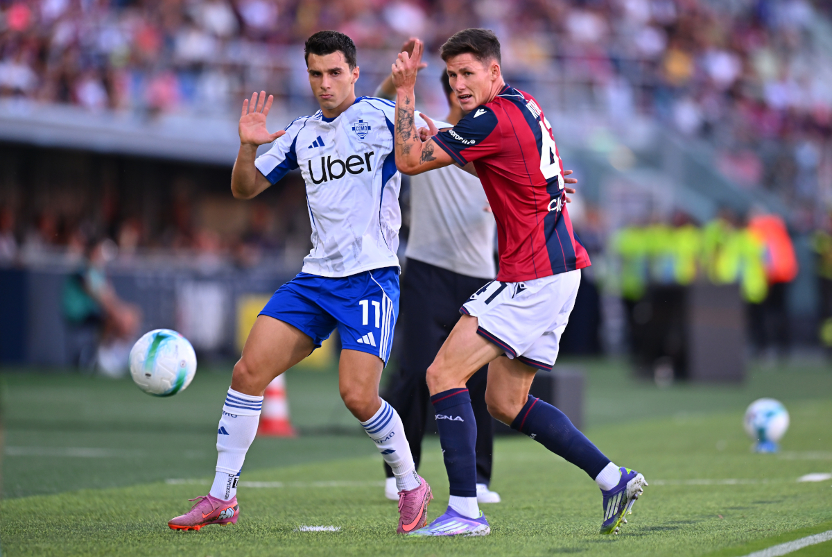 Serie A | Bologna 1-0 Como: Orsolini breakthrough for Rossoblu BOLOGNA, ITALY - AUGUST 30: Tasos Douvikas of Como 1907 is put under pressure by Martin Vitik of Bologna during the Serie A match between Bologna FC 1909 and Como 1907 at Renato Dall'Ara Stadium on August 30, 2025 in Bologna, Italy. (Photo by Alessandro Sabattini/Getty Images)