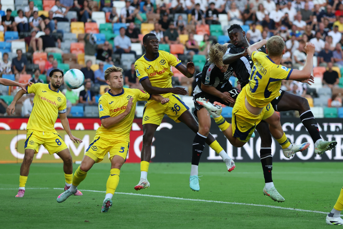 Thomas Kristensen da Udinese marcando um gol contra o Hellas Verona.