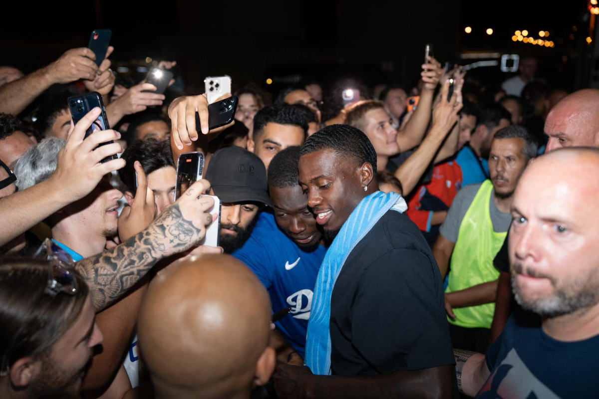 Timothy Weah greeted by Marseille fans (@karimattab1)