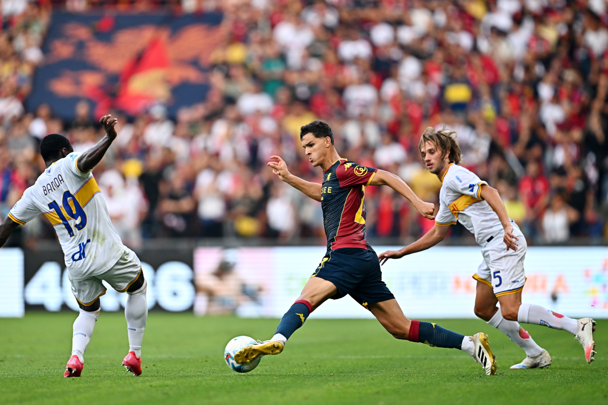 Serie A | Genoa 0-0 Lecce: Falcone earns a precious point at Marassi GENOA, ITALY - AUGUST 23: Valentin Carboni of Genoa controls the ball under pressure from Lameck Banda and Antonino Gallo of Lecce during the Serie A match between Genoa CFC and US Lecce at Luigi Ferraris Stadium on August 23, 2025 in Genoa, Italy. (Photo by Simone Arveda/Getty Images)