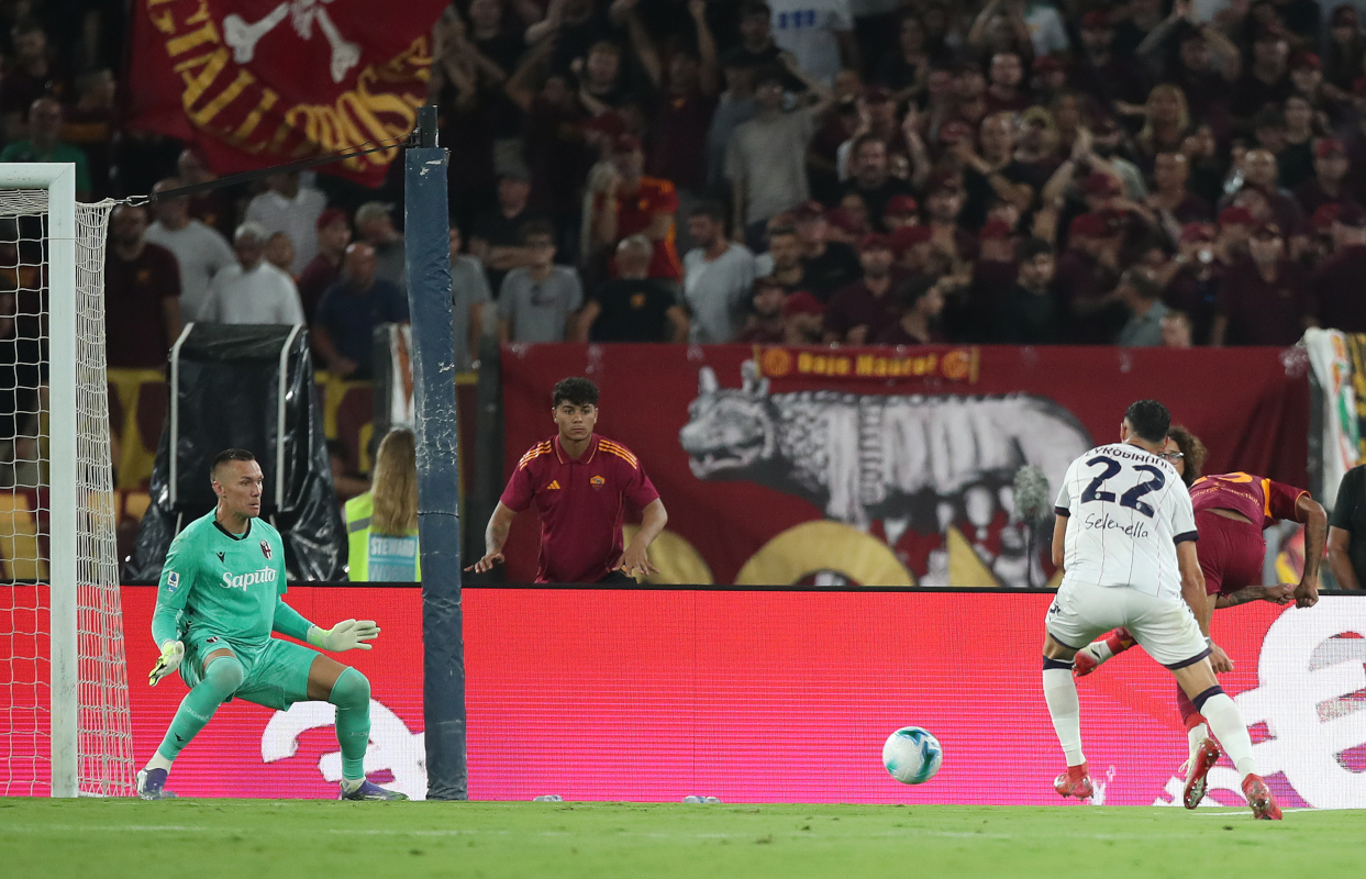 ROME, ITALY - AUGUST 23: Wesley Franca of AS Roma scores his team's first goal whilst under pressure from Charalampos Lykogiannis of Bologna during the Serie A match between AS Roma and Bologna FC 1909 at Stadio Olimpico on August 23, 2025 in Rome, Italy. (Photo by Paolo Bruno/Getty Images)