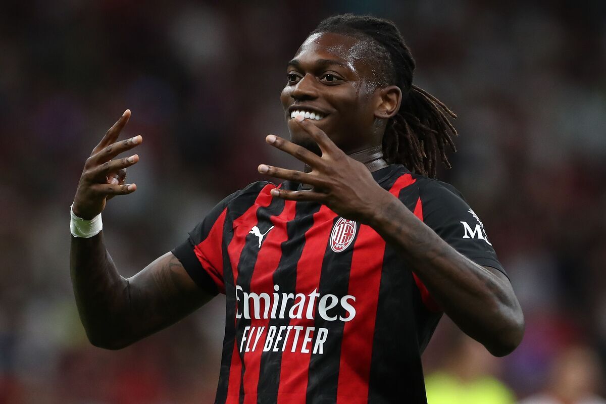 Rafael Leao comemorando um gol pelo Milan