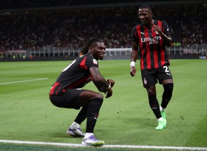 Milan, Italia - 17 Agustus: Rafael Leao dari AC Milan merayakan setelah mencetak gol pembuka selama pertandingan Coppa Italia antara AC Milan dan SSC Bari di Stadio San Siro pada 17 Agustus 2025 di Milan, Italia. (Foto oleh Marco Luzzani/Getty Images)