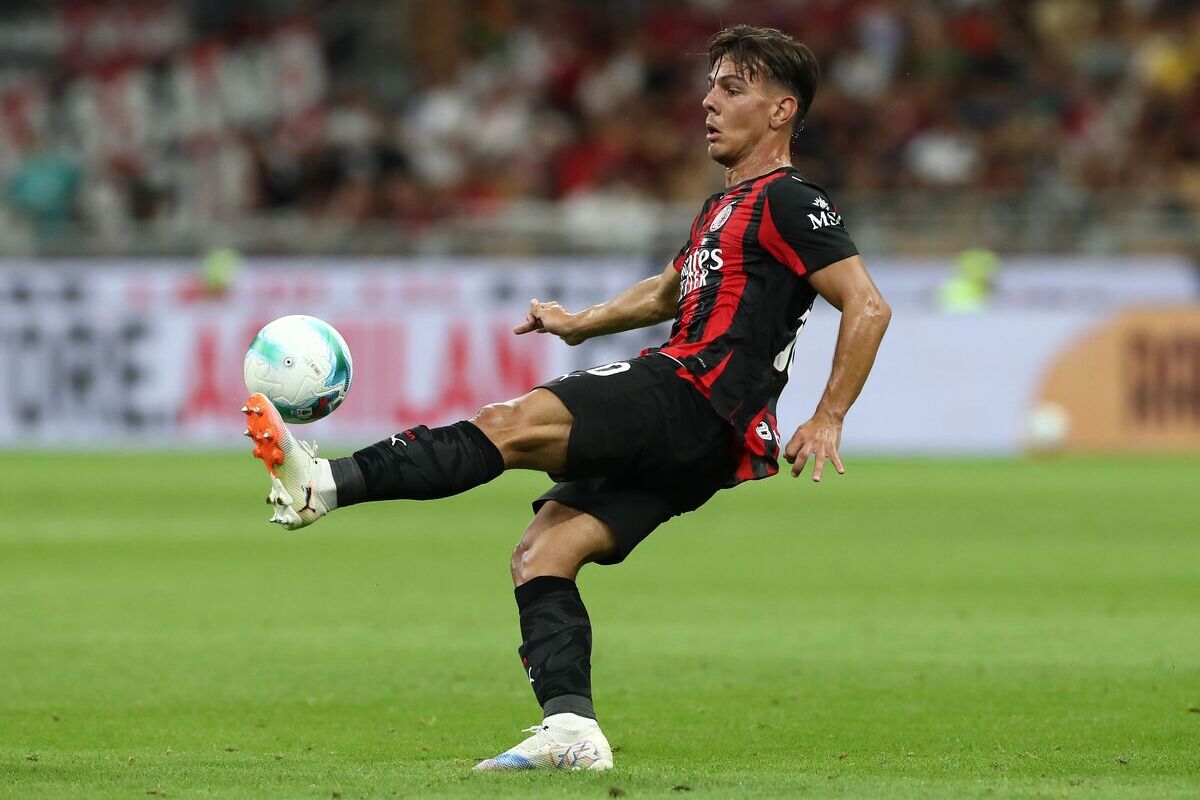 Milão, Itália - 17 de agosto: Ardon Joshari Action do AC Milan no AC Milan e SSC Bari Studio San Siro em 17 de agosto de 2025 na Itália. (Foto de Marco Luzani/Getty Fig.)