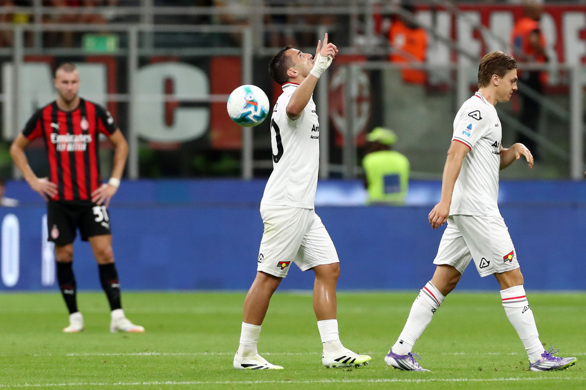 Federico Bonazzoli of Cremonese celebrates scoring against AC Milan