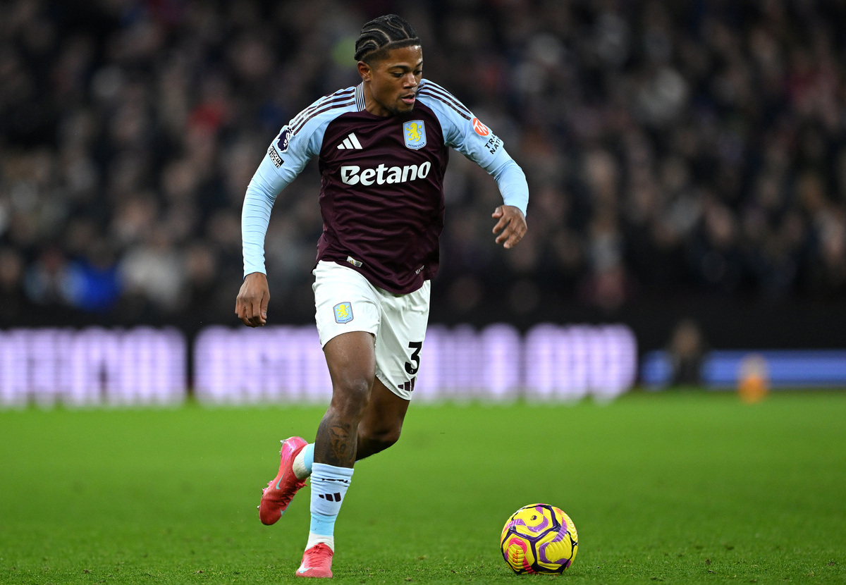 BIRMINGHAM, ENGLAND - JANUARY 26: Leon Bailey of Aston Villa runs with the ball during the Premier League match between Aston Villa FC and West Ham United FC at Villa Park on January 26, 2025 in Birmingham, England. (Photo by Shaun Botterill/Getty Images)