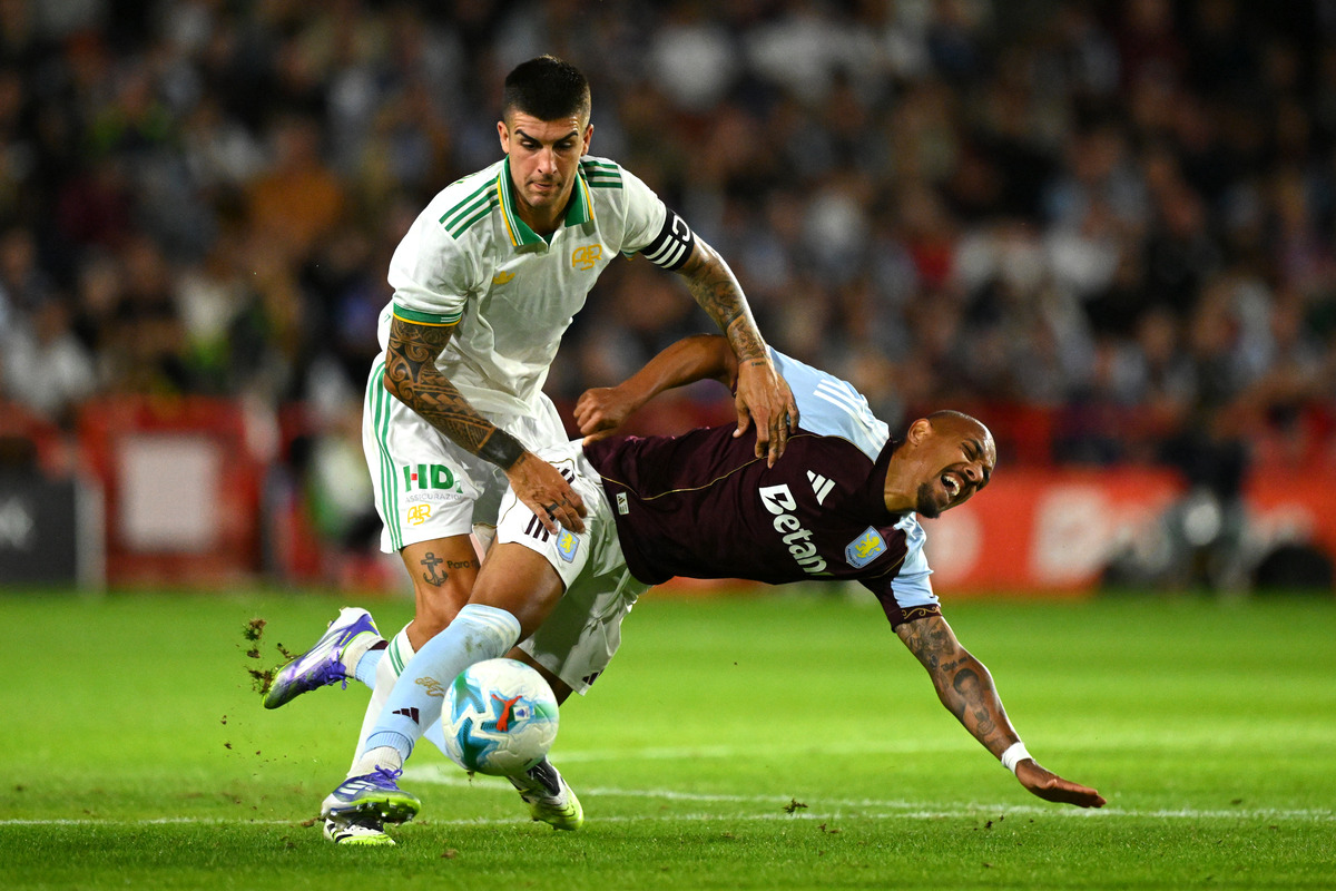 WALSALL, ENGLAND - AUGUST 06: Gianluca Mancini of AS Roma tackles Donyell Malen of Aston Villa during the pre-season friendly match between Aston Villa and AS Roma at Pallet-Track Bescot Stadium on August 06, 2025 in Walsall, England. (Photo by Clive Mason/Getty Images)