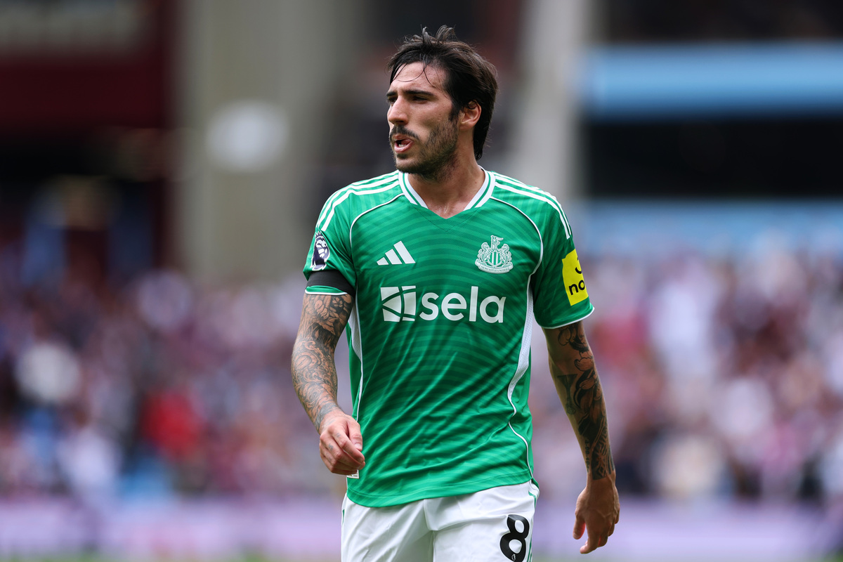 Birmingham, England - August 16: Newcastle's Sandro Tonari watches during the Premier League match between Aston Villa and Newcastle United at Villa Park on August 16, 2025 in Birmingham, England. (Photo: Dan Istitene/Getty Images)