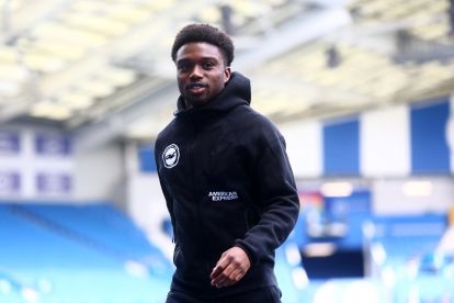 BRIGHTON, Inggris - 26 April: Tariq Lamptey dari Brighton & Hove Albion memeriksa lapangan sebelum pertandingan Liga Premier antara Brighton & Hove Albion FC dan West Ham United FC di Stadion Amex pada 26 April 2025 di Brighton, Inggris. (Foto oleh Bryn Lennon/Getty Images)