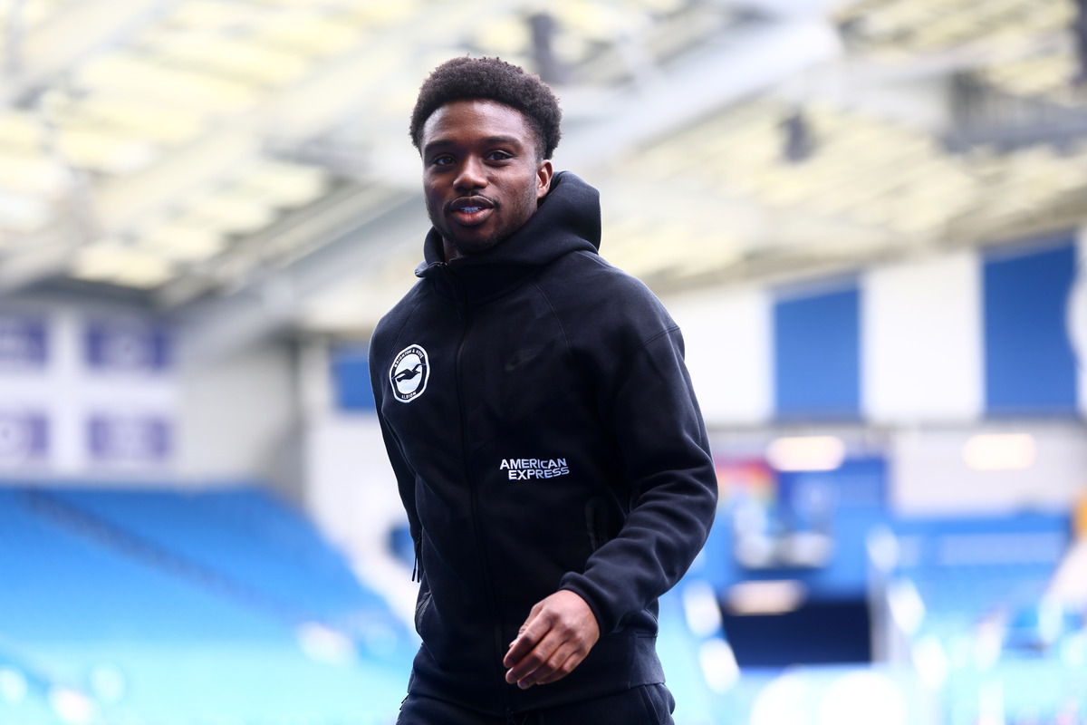Tariq Lamptey, do Brighton & Hove Albion, inspeciona o campo antes da partida da Premier League entre Brighton & Hove Albion FC e West Ham United FC.