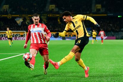 BERN, SWITZERLAND - JANUARY 29: Ognjen Mimovic of Crvena Zvezda (L) and Zachary Athekame of Young Boys (R) battle for the ball during the UEFA Champions League 2024/25 League Phase MD8 match between BSC Young Boys and FK Crvena Zvezda at Stadion Wankdorf on January 29, 2025 in Bern, Switzerland. (Photo by Daniela Porcelli/Getty Images)